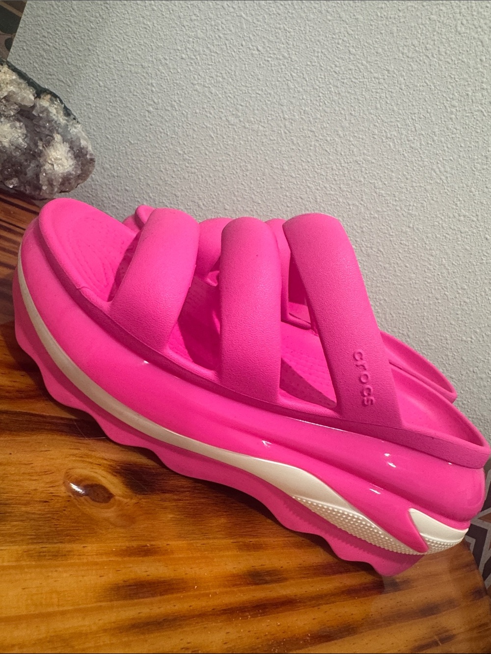 CROCS Women’s Hot Pink Triple-Strap Platform Sandals